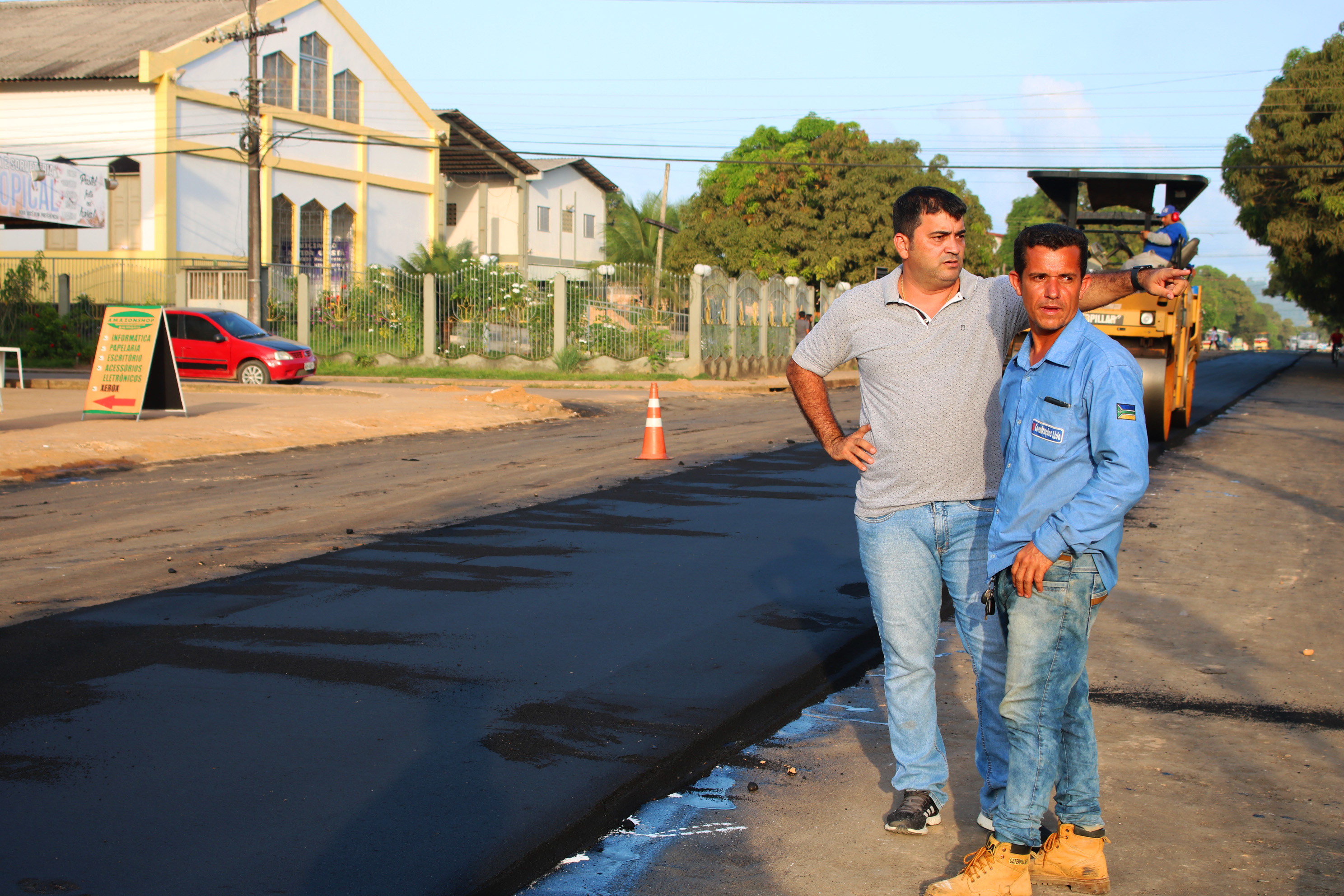 Prefeito Márcio Serrão fiscaliza e acompanha serviço asfáltico no bairro agreste.